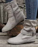 Belynda – Lockere Stiefeletten mit Keilabsatz und Schnallenriemen in Grau