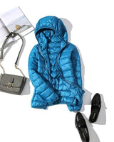 Kerstin | Damen Modische Glänzende Kurze Winterjacke in Blaue Kapuze