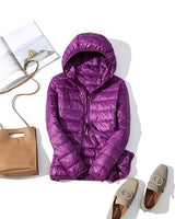 Kerstin | Damen Modische Glänzende Kurze Winterjacke in Lila Kapuze