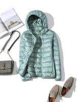 Kerstin | Damen Modische Glänzende Kurze Winterjacke in Himmelblaue Kapuze