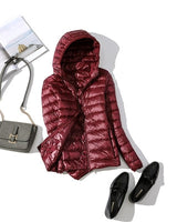 Kerstin | Damen Modische Glänzende Kurze Winterjacke in Weinrote Kapuze