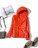 Kerstin | Damen Modische Glänzende Kurze Winterjacke in Orangefarbene Kapuze