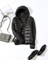 Kerstin | Damen Modische Glänzende Kurze Winterjacke in Schwarze Kapuze