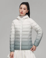 Vera - Leichte Daunenjacke mit Kapuze in Farbverlauf in Grün