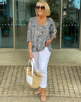 Dorothea | Elegante Blumenbluse in Grau