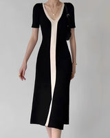 Zweifarbiges V-Ausschnitt Strick-Midikleid mit Schlitz in Schwarz