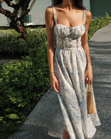 Sapphire Garden Träger-Midikleid mit Blumenmuster in Blauweiß