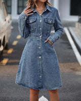 Bo - Langarm-Slim-Fit-Denimkleid mit Knopfleiste in Blau