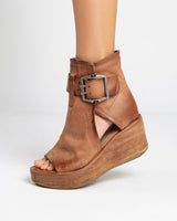 Briseida - Elegante Peep-Toe-Stiefeletten mit Keilabsatz in Braun