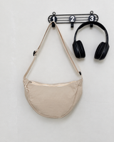 Damen-Umhängetasche aus Nylon in Halbmondform mit verstellbarem Riemen – Nerea in Beige