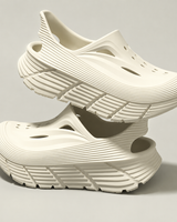 Lukasz – Belüftete Slipper mit klobigen Sohlen in Weiß