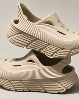 Lukasz – Belüftete Slipper mit klobigen Sohlen in Beige