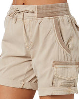 Audria – Kurzhosen mit hoher Taille Kordelzug und Cargotaschen in Khaki
