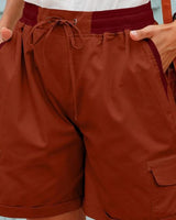Audria – Kurzhosen mit hoher Taille Kordelzug und Cargotaschen in Rot
