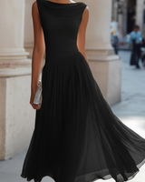 Zephira – Ärmelloses Midi-Kleid Mit Drapiertem Ausschnitt Und Falten in Schwarz