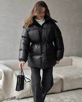 Pauline | Winter-Steppjacke für Damen mit Kordelzug und Glanzfinish in Schwarz