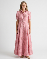 Xanthea | Kurzärmeliges, tailliertes, blumenstrukturiertes Maxikleid in Rosa