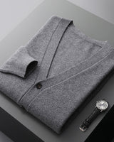 Lucian – Die stilvolle & vielseitige Herren-Strickjacke in Dunkelgrau
