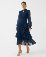 Kiana - Skulpturales Plissee-Abendkleid in Marineblau