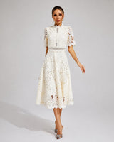 Carmen - Elegantes Midikleid in Weiß
