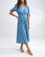 Fabienne - Elegantes Midi Kleid Mit Polka Dot Muster in Hellblau