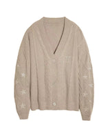 Damen nan großzügiger Grobstrick-Cardigan mit Zopfmuster, V-Ausschnitt und Sternstickereien Drune in Khaki