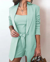 Damen nan tailliertes Blazer-Shorts Set mit Bandeau Top und Bindegürtel Drune in Grün