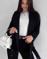 Damen kurzer Wollmantel mit Gürtel und Pattentaschen in Schwarz