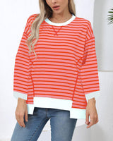 Damen nan oversized gestreifter Sweatshirtpullover mit kontrastsaum, überschnittener Schulter und seitlichen Schlitzen Drune in Ganzrot gestreift
