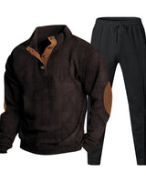 Herren nan strukturiertes Strick-Loungewear-Set mit halber Knopfleiste, kontrastreichen Ellbogenpatches und elastischem Tunnelzug-Jogger Drune in Braun mit schwarzer Hose