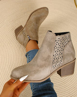 Damen nan knöchelhohe Stiefelette mit Laser-Cut-Perforation, seitlichem Reißverschluss und mittelhohem Blockabsatz Drune in Hellbraun