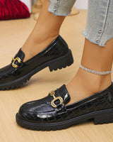 Damen nan glänzende Krokoprägung Loafer mit profilierter Traktorsohle und goldener Zierschnalle Drune in Schwarz