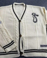 Damen nan gestrickte College-Cardigan mit Zopfmuster, V-Ausschnitt, kontraststreifen und gestickten Applikationen Drune in 21441 Apricot