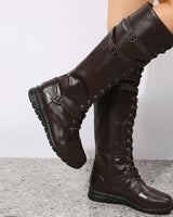 Damen nan kniehohe Military‑inspirierte Schnürstiefel mit seitlichem Reißverschluss verstellbaren Ziergurten und stoßdämpfender Profilsohle Drune in Kaffeebraun