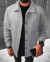 Herren nan minimalistische Hemdjacke aus softem Fleece mit verdeckter Druckknopfleiste und aufgesetzter Brusttasche Drune in Hellgrau
