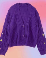 Damen nan oversize Strickcardigan mit Zopfmuster und Sternapplikationen V-Ausschnitt Knopfleiste Drune in Violett