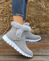 Damen nan gefütterte Kurzstiefel mit Kunstfellbesatz, Velourslederoptik, seitlichem Reißverschluss, dekorativer Metallschnalle und profilierter Lightweight-Sohle Drune in Grau
