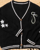 Damen nan gestrickte College-Cardigan mit Zopfmuster, V-Ausschnitt, kontraststreifen und gestickten Applikationen Drune in 21446 Schwarz