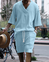 Herren nan lässiges Strick-Set mit V-Ausschnitt, Kurzarm-Oversize und Kordelshorts Drune in Himmelblau