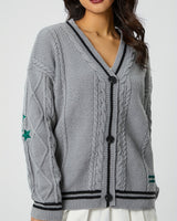 Damen nan oversized Zopfstrick Cardigan mit V-Ausschnitt und kontrastierenden Strickkanten Drune in Grau