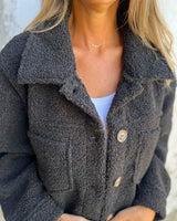 Damen nan Teddyjacke mit großem Reverskragen, durchgehender Knopfleiste und aufgesetzten Pattentaschen Drune in Schwarz