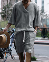 Herren nan lässiges Strick-Set mit V-Ausschnitt, Kurzarm-Oversize und Kordelshorts Drune in Hellgrau