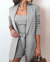 Damen nan tailliertes Blazer-Shorts Set mit Bandeau Top und Bindegürtel Drune in Hellgrau