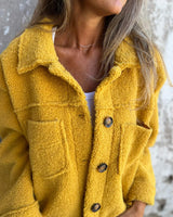 Damen nan Teddyjacke mit großem Reverskragen, durchgehender Knopfleiste und aufgesetzten Pattentaschen Drune in Gelb