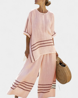 Vittorina – asymmetrisches Oberteil mit raffinierten Streifen und gewagten Hosen in Rosa