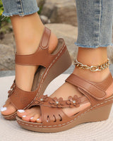 Tinaya – Sandalen Mit Keilabsatz Und Blumenmuster in Braun