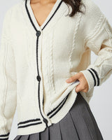 Damen nan oversized Zopfstrick Cardigan mit V-Ausschnitt und kontrastierenden Strickkanten Drune in Apricot-Schwarz