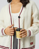 Damen nan oversized Zopfstrick Cardigan mit V-Ausschnitt und kontrastierenden Strickkanten Drune in Aprikosenrot