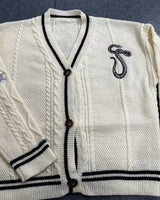 Damen nan gestrickte College-Cardigan mit Zopfmuster, V-Ausschnitt, kontraststreifen und gestickten Applikationen Drune in 21446 Apricot