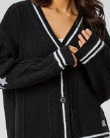 Damen nan oversized Zopfstrick Cardigan mit V-Ausschnitt und kontrastierenden Strickkanten Drune in Schwarz
